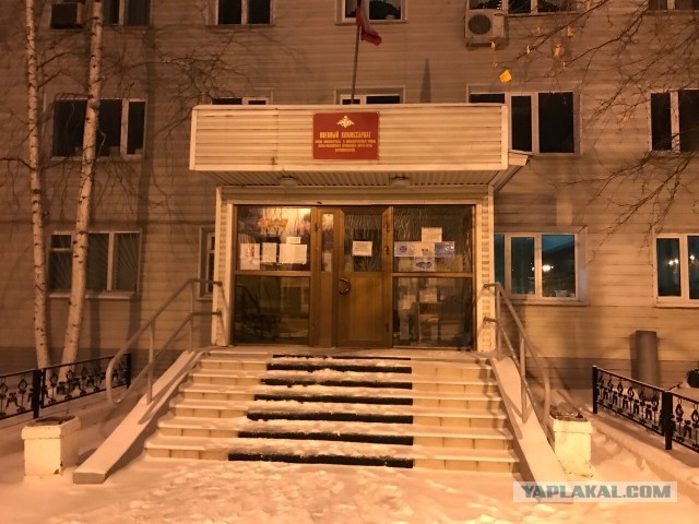 Парни, закидавшие "коктейлями Молотова" военкомат в Нижневартовске, оказывается, снимали видео от первого лица