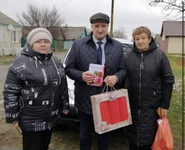 В Курской области матерям погибших в ходе СВО подарили набор полотенец и торт