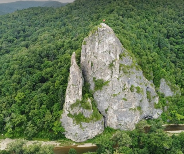 Единственный город в мире, где флаг СССР реет днем и ночью