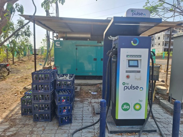 Зарядное устройство для электромобиля, работающее от  дизельного генератора в Индии