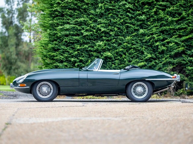 Jaguar E-Type- автомобиль, который заставил Ferrari завидовать.