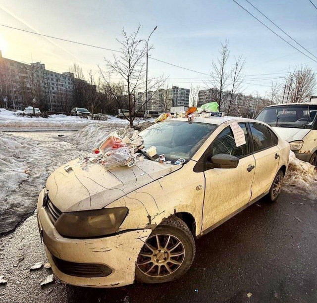 В Мытищах местные жители наказали автомобилиста, оставившего машину в неположенном месте