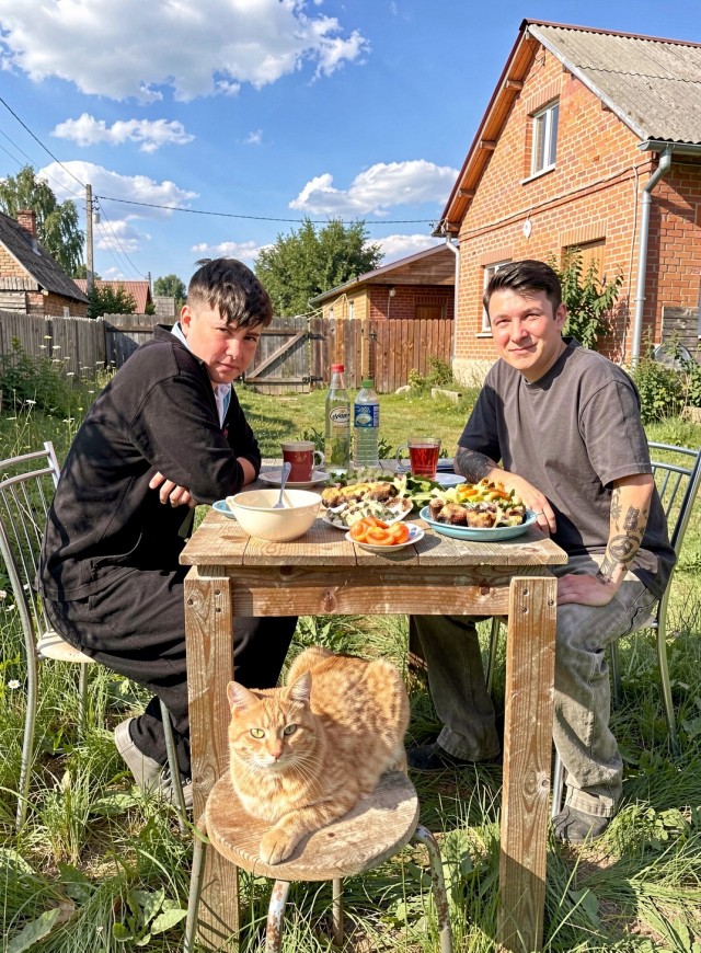 Поможем парням выйти?