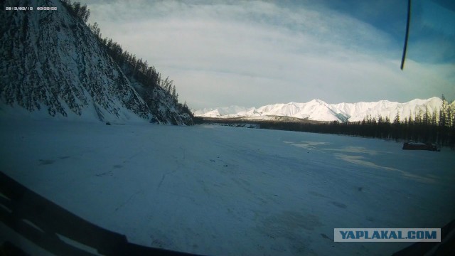 Как в Анадыре вызволяют из ледового плена машины