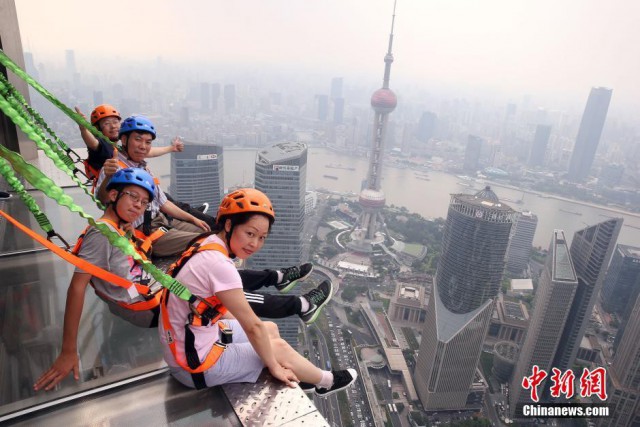 Шанхайский небоскрёб открыл для посетителей обзорную площадку без заграждений и поручней
