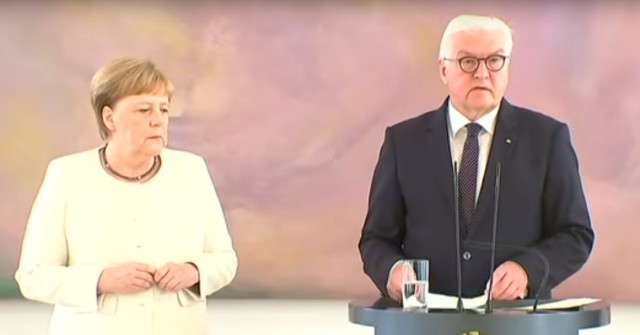 Меркель снова стало плохо на встрече на высшем уровне. Что-то старушке совсем нехорошо, пора на покой?