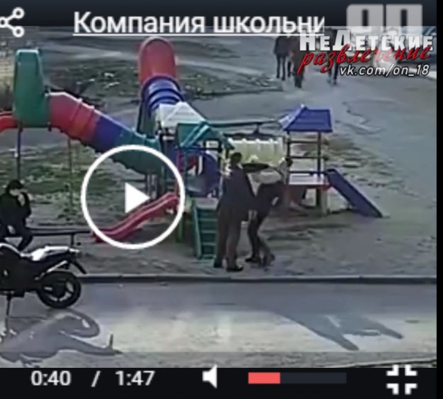 Компания школьников из Липецка запинала прохожего