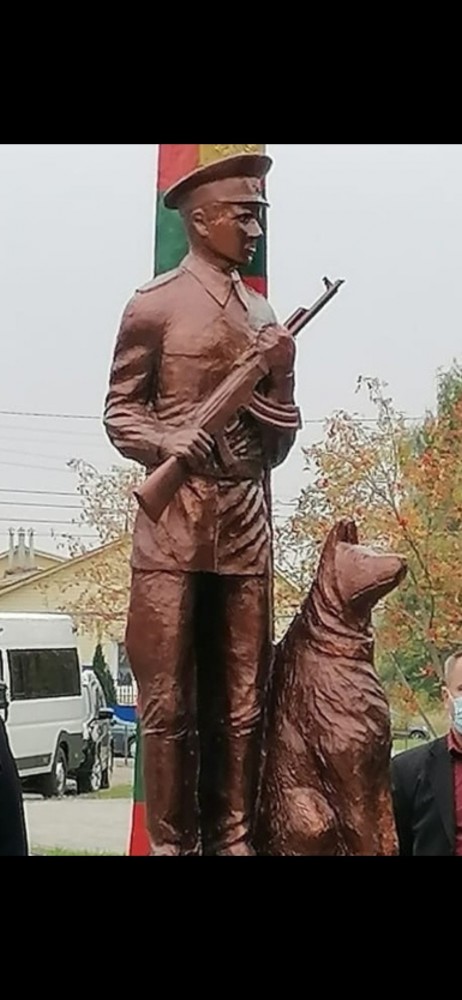 В Ухте спустя 4 дня демонтировали памятник десантнику