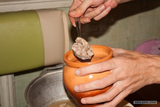 Картошка с мясом и грибами в горшочках