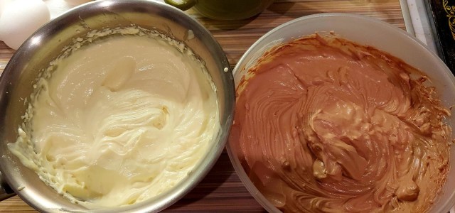 Два бисквитных торта: белый и шоколадный