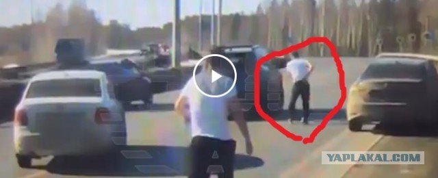 "Братва" на чёрной Camry напала со "стволом" на водителя, который не пропустил их машину, на огромной скорости летевшую по трассе под Пермью