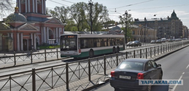 Трамвай наказывает таксиста второрядника