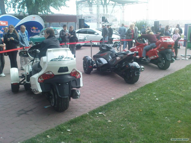 Авто Вернисаж на Неве.