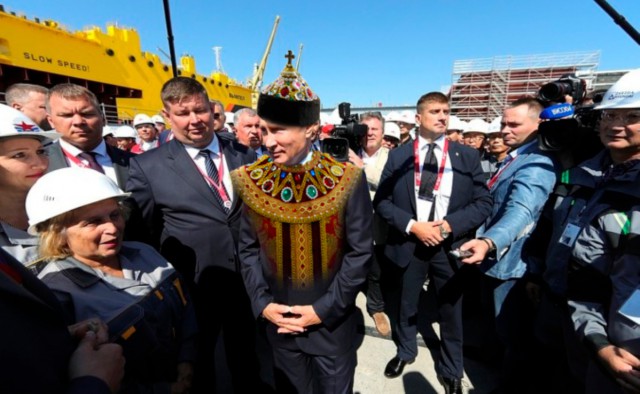 Путин приехал на судоверфь «Звезда» и поговорил с рабочими об условиях и зарплатах. Выглядит как тест Тьюринга