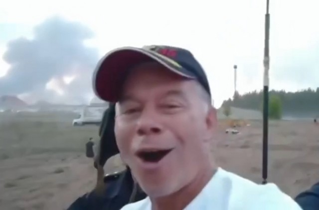 Газманов весело прокатился на танке на фоне полыхающей деревни в Самарской области