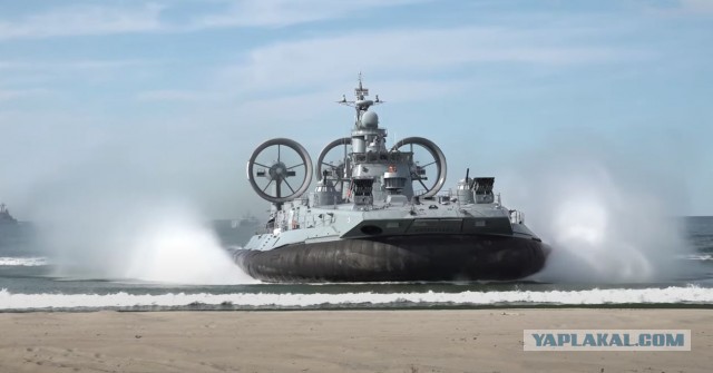 Тем временем на пляже в Мариуполе