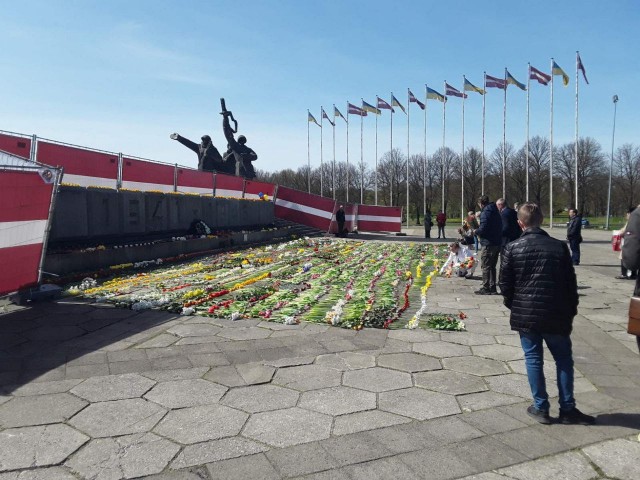 Жители Риги снова принесли цветы к памятнику Освободителям