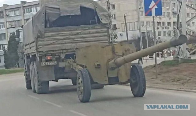 К месту гибели военкора Владлена Татарского начали приносить цветы