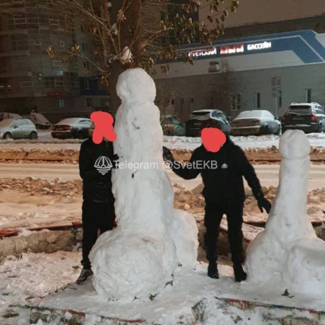 Жители Екатеринбурга массово стали лепить из снега огромные члены