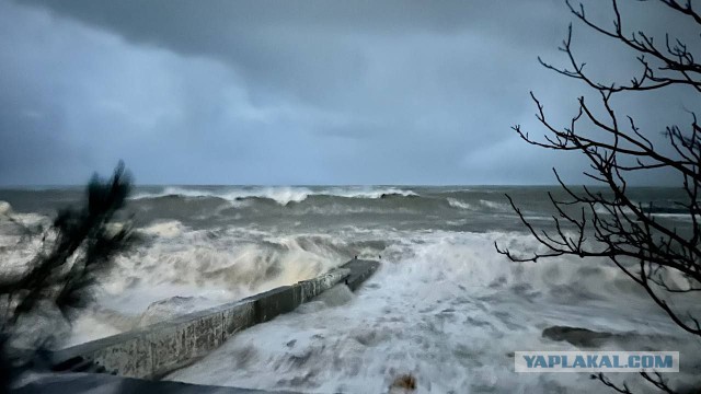 Крым: море вышло на трассу