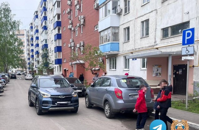 В Уфе школьник во дворе дома выбежал с детской площадки и попал под колёса машины