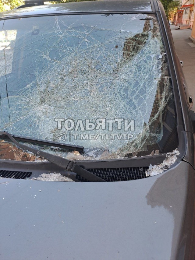 Бил машину кирпичом, но полиция не увидела в этом уголовного состава