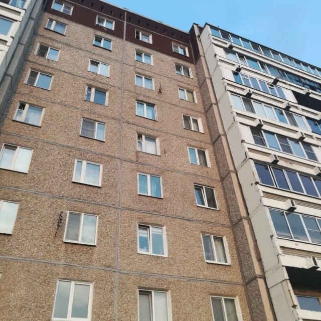 В Свердловской области подростки скинули с седьмого этажа на женщину бутылку — она потеряла память