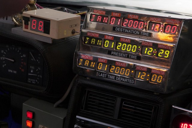 Почему создателям «Назад в будущее» пришлось менять спидометр Delorean