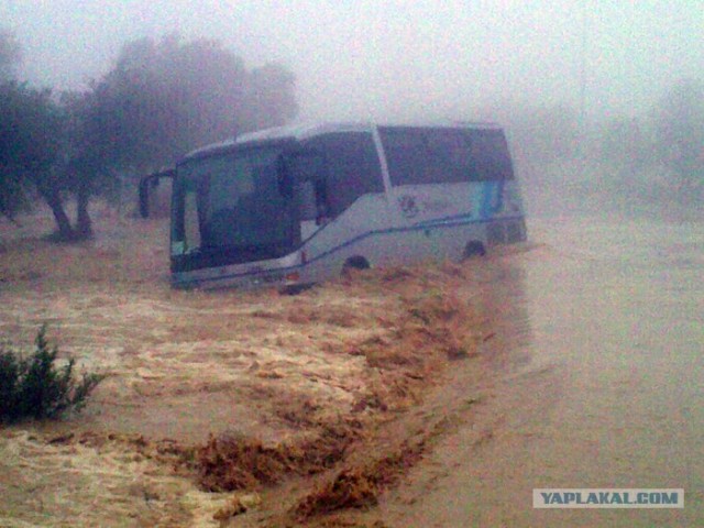 Зимние трассы в Израиле: джипы уносит водой