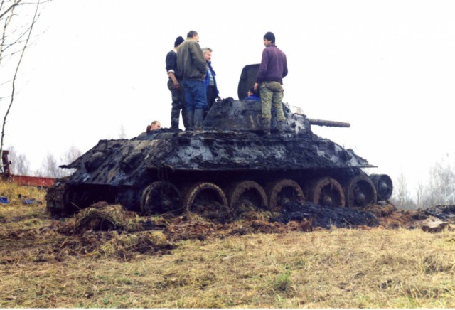 Подъём танка Т-34-76 из озера Жарки в 1998 году