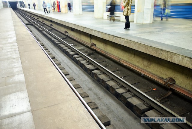 Парня толкнули под поезд в Петербурге 18+