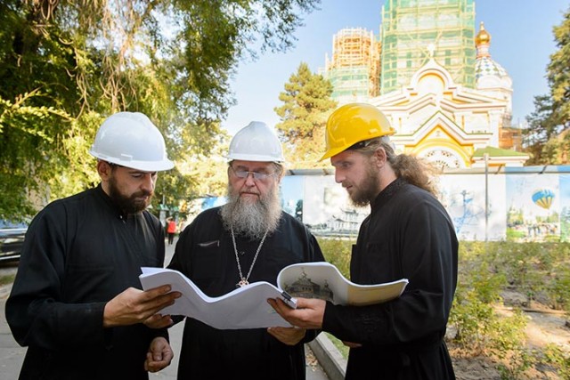 Патриарх Кирилл призвал отказаться от покупки "левых" свечей