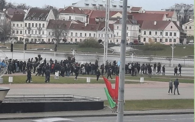 В Гродненской области огромная толпа мигрантов из Ирака и Сирии движется к границе с Польшей