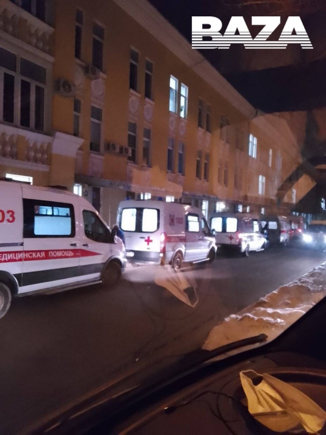 Пробки из скорых перед московскими больницами. Это не привет от коронавируса, это привычный грипп вышел на охоту