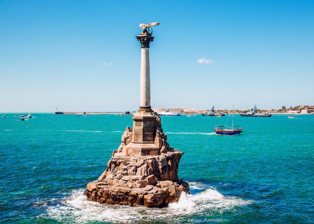 Российское минобороны: крейсер «Москва» затонул при буксировке — из-за повреждений корпуса в условиях шторма