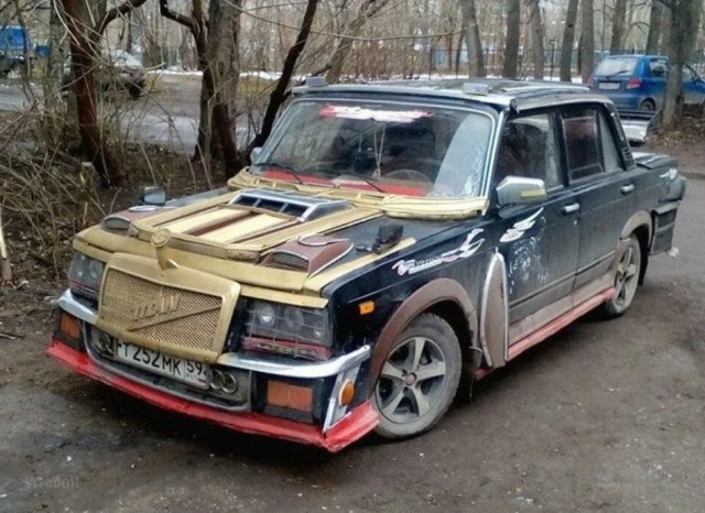 Все смеются над фотографиями красного уродливого российского электромобиля. А зря.