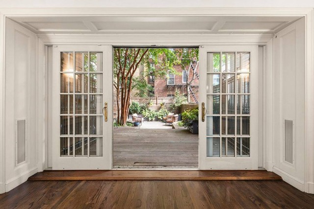 Пятиэтажный особняк 19 века на Манхэттене, известный по фильму «Один дома-2», выставлен на продажу за $6,7 млн.