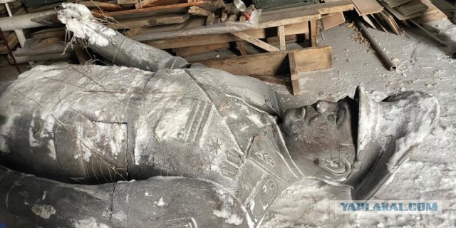 В Астане демонтировали памятник Назарбаеву