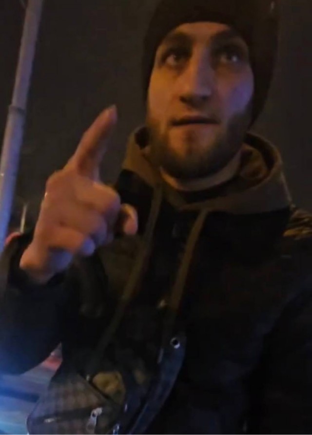 В Москве неизвестный кинул таксиста на деньги.