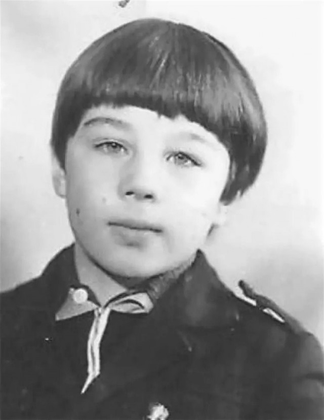 Небольшая фотоподборка известных личностей в детстве и юности