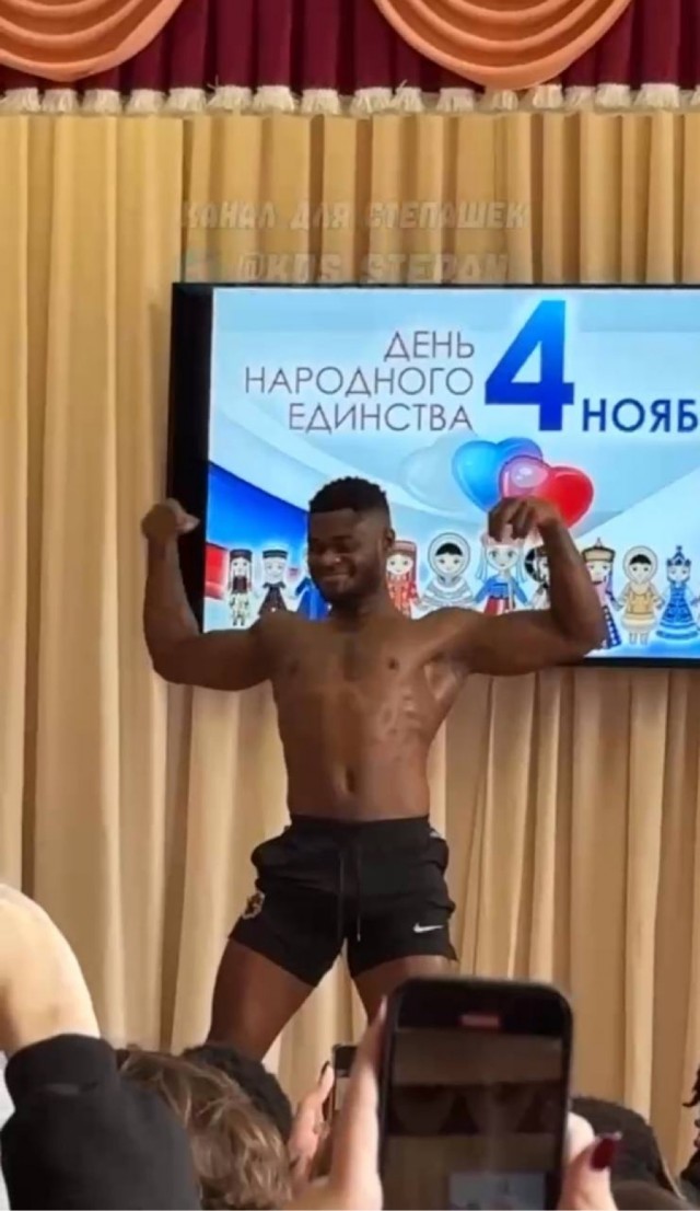 РЭУ Плеханова пригласил на День народного единства чернокожего стриптизера