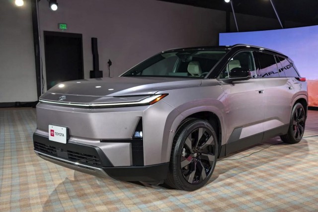Представлен совершенно новый Toyota Highlander 2027 — теперь это электромобиль с запасом хода 500 км