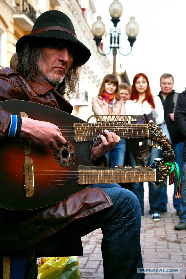 Арбат замолчал