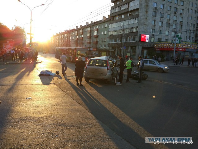 Байкер на большой скорости врезался в легковушку и опрокинул ее на бок