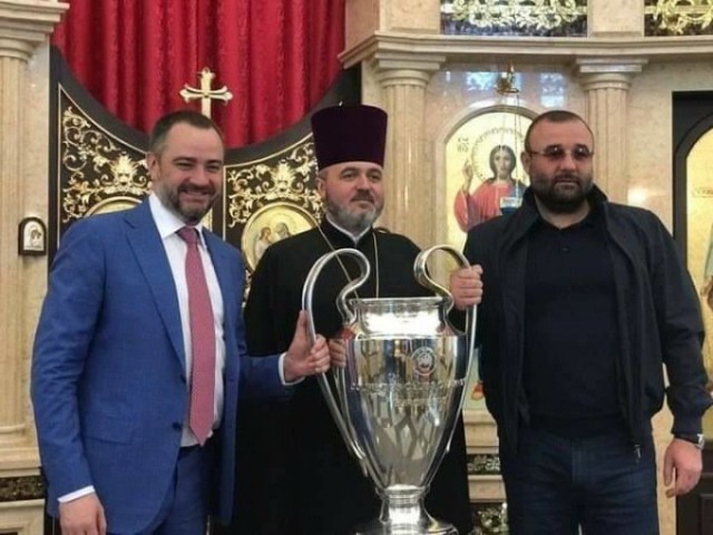 Глава Федерации футбола Украины дал падчерице поиграть с кубком Лиги чемпионов в обход регламента