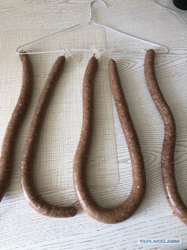 Кнуты, сыровяленые колбаски к пиву.