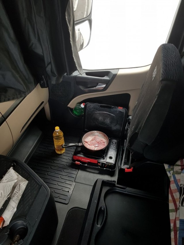 «Душ принимаю прямо в прицепе». Дальнобойщик рассказал, каково жить в фуре неделями