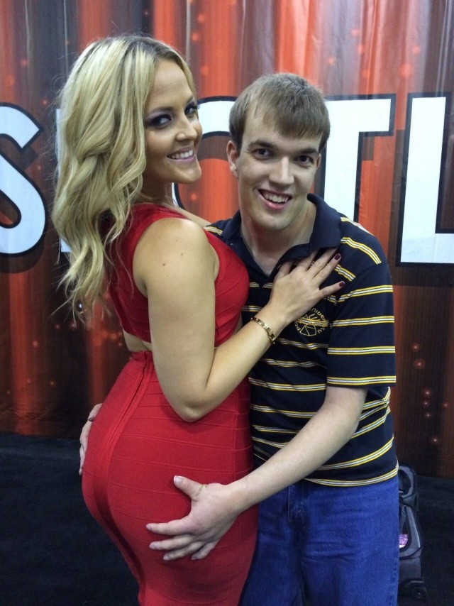 Porn Comicon: парень сфоткался со своими любимыми актрисами