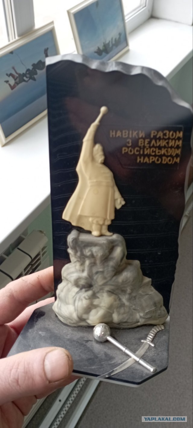 В Киеве начали демонтаж скульптурной композиции в честь Переяславской рады