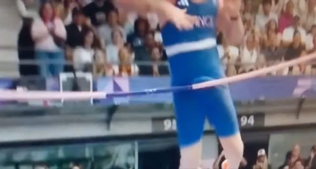 На Олимпиаде французский прыгун не попал в финал, потому что сбил планку членом и был дисквалифицирован